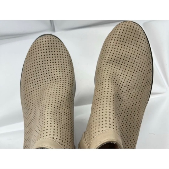 Restricted Women Sz 8.5 Taupe Perforated Bootie Ankle Boot Faux Leather Cut Out - Picture 6 of 14